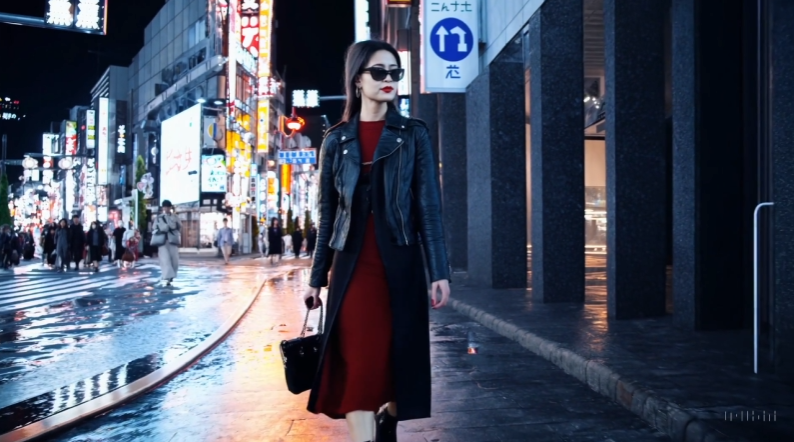 一位时尚女性走在东京的街道上